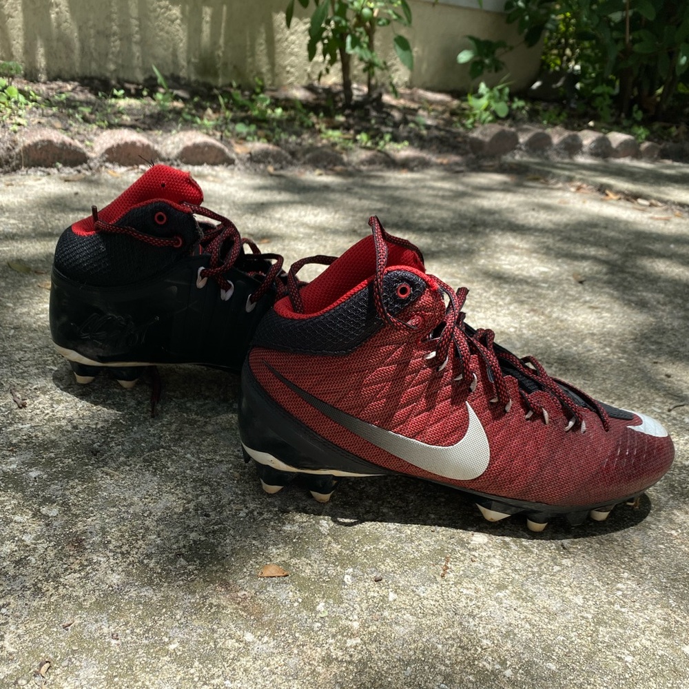 Youth football cleats